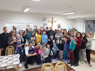 Vladyka Ján Babjak navštívil utečencov z Ukrajiny v centre Bárka v Juskovej Voli